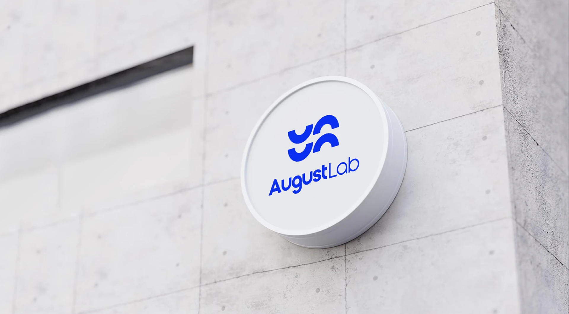 AugustLab 로고 사이니지 목업